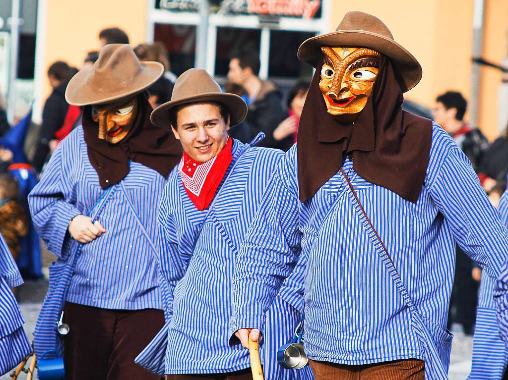 Sonnig-bunte Riesenparty: der Narrenumzug am Fasnetsamschdig in Bad Krozingen.