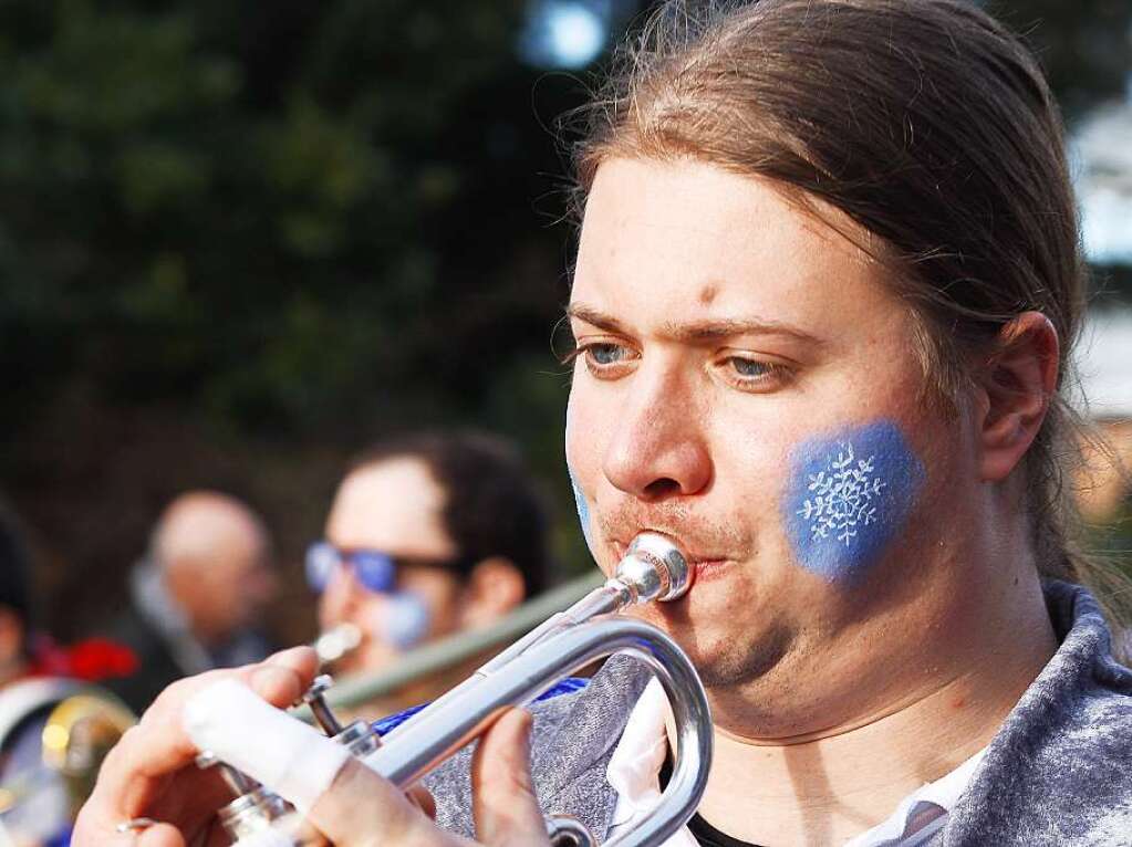 Sonnig-bunte Riesenparty: der Narrenumzug am Fasnetsamschdig in Bad Krozingen.