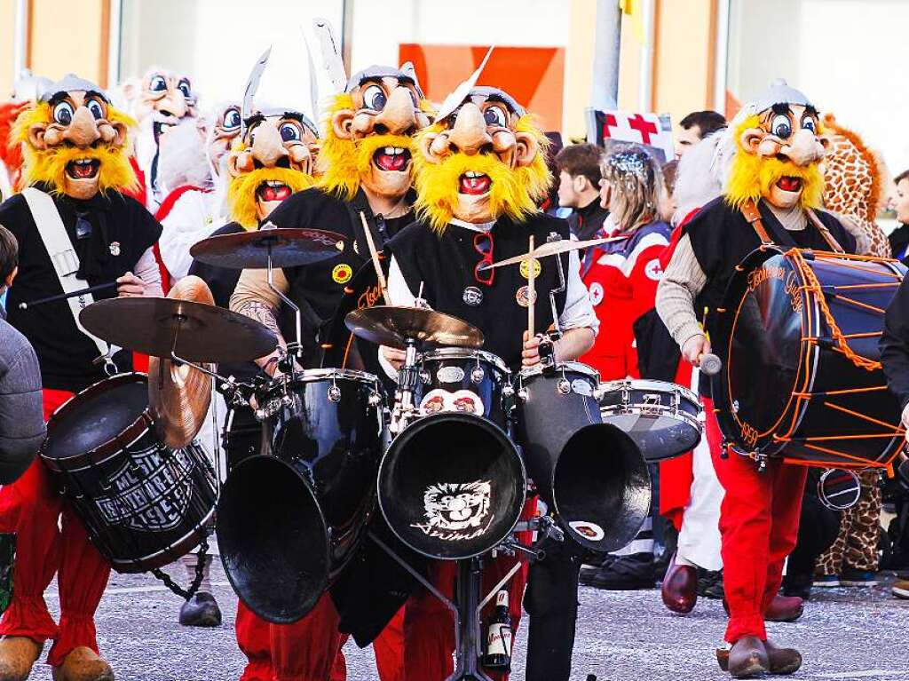 Sonnig-bunte Riesenparty: der Narrenumzug am Fasnetsamschdig in Bad Krozingen.