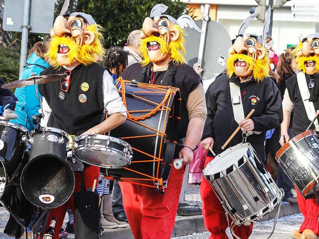 Sonnig-bunte Riesenparty: der Narrenumzug am Fasnetsamschdig in Bad Krozingen.