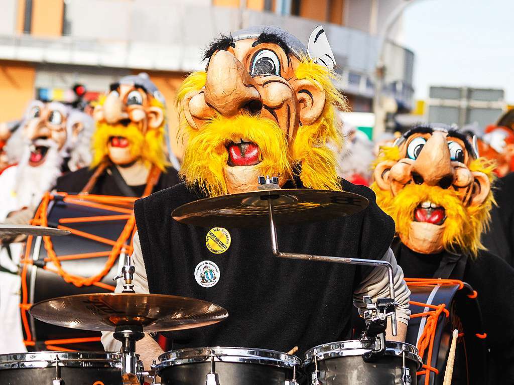 Sonnig-bunte Riesenparty: der Narrenumzug am Fasnetsamschdig in Bad Krozingen.