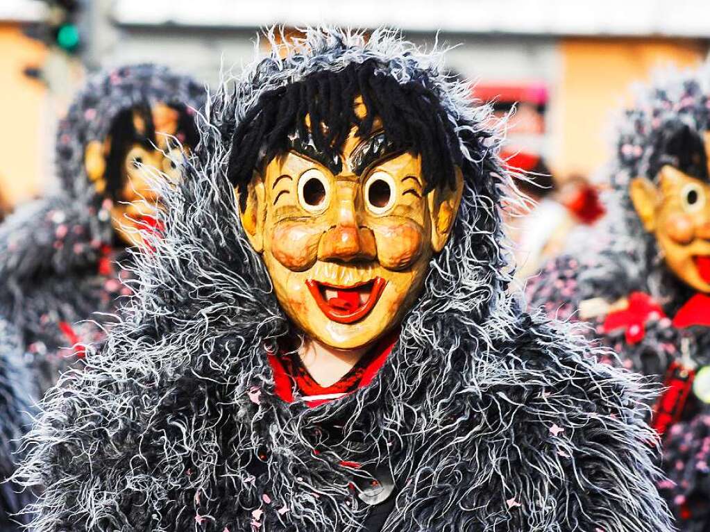 Sonnig-bunte Riesenparty: der Narrenumzug am Fasnetsamschdig in Bad Krozingen.