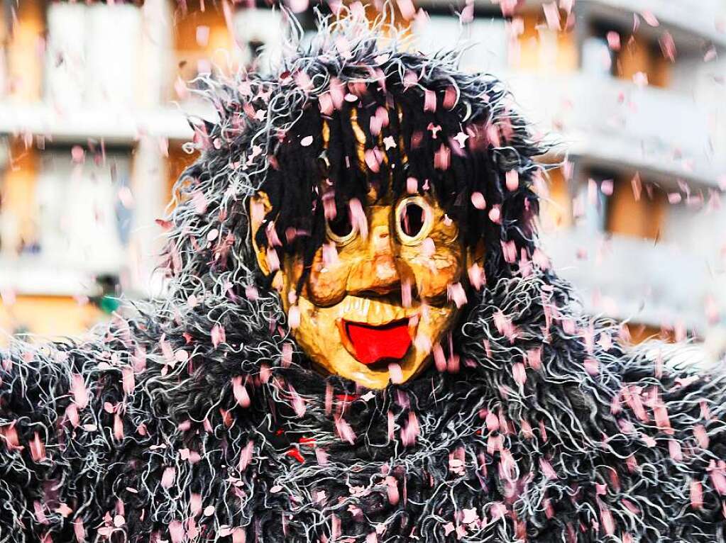 Sonnig-bunte Riesenparty: der Narrenumzug am Fasnetsamschdig in Bad Krozingen.