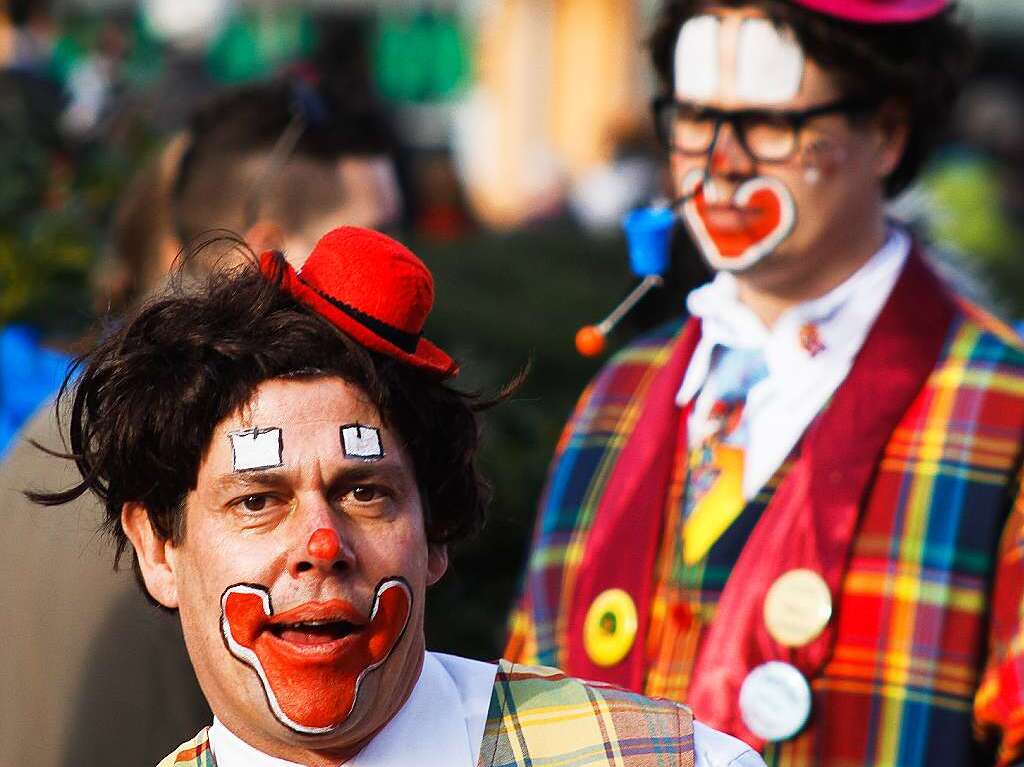 Sonnig-bunte Riesenparty: der Narrenumzug am Fasnetsamschdig in Bad Krozingen.