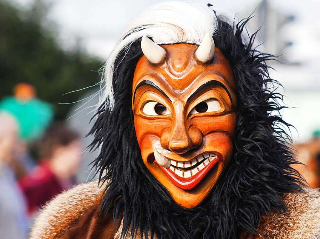 Sonnig-bunte Riesenparty: der Narrenumzug am Fasnetsamschdig in Bad Krozingen.