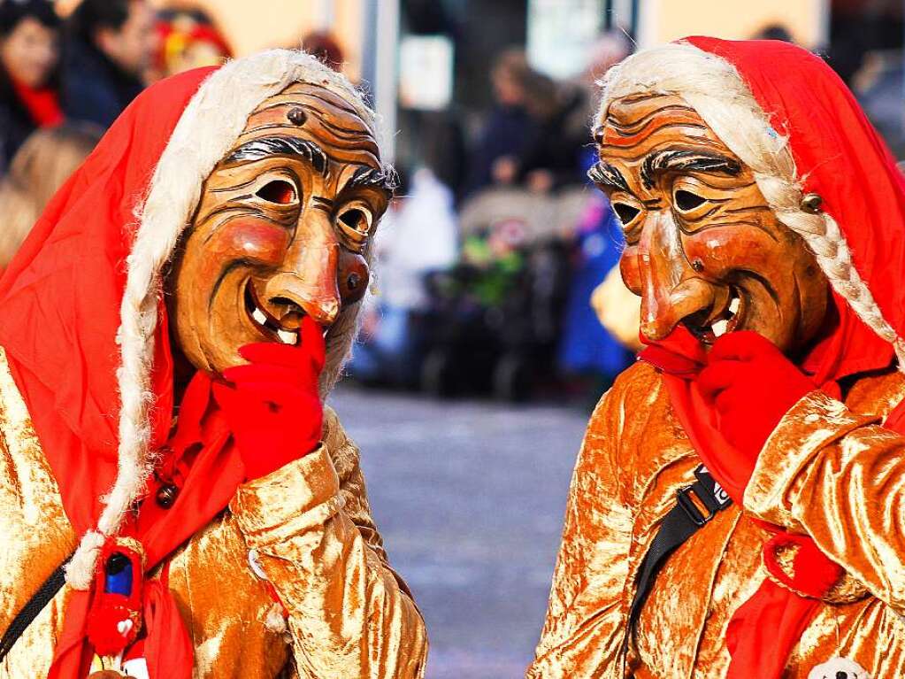 Sonnig-bunte Riesenparty: der Narrenumzug am Fasnetsamschdig in Bad Krozingen.