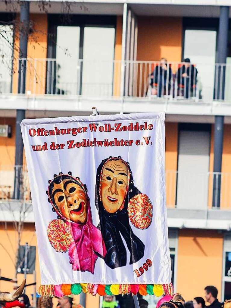 Sonnig-bunte Riesenparty: der Narrenumzug am Fasnetsamschdig in Bad Krozingen.