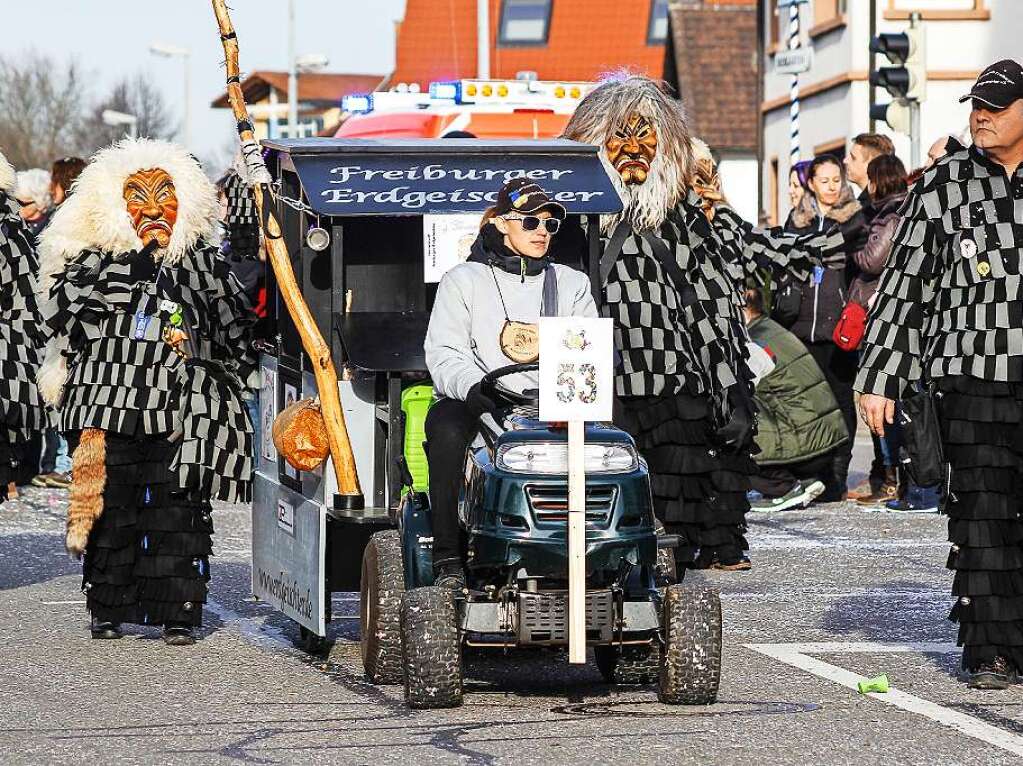 Sonnig-bunte Riesenparty: der Narrenumzug am Fasnetsamschdig in Bad Krozingen.