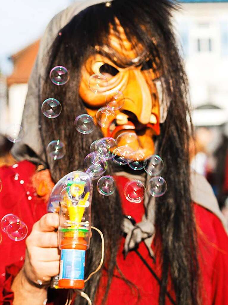 Sonnig-bunte Riesenparty: der Narrenumzug am Fasnetsamschdig in Bad Krozingen.