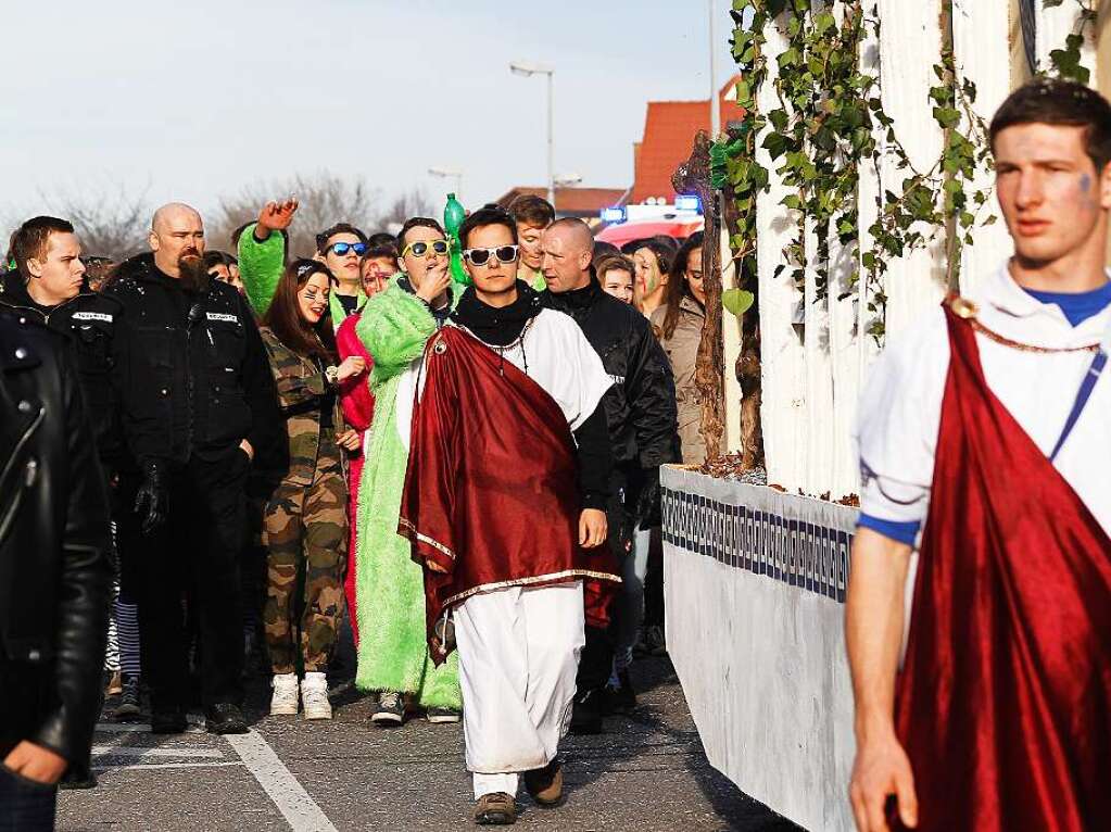 Sonnig-bunte Riesenparty: der Narrenumzug am Fasnetsamschdig in Bad Krozingen.