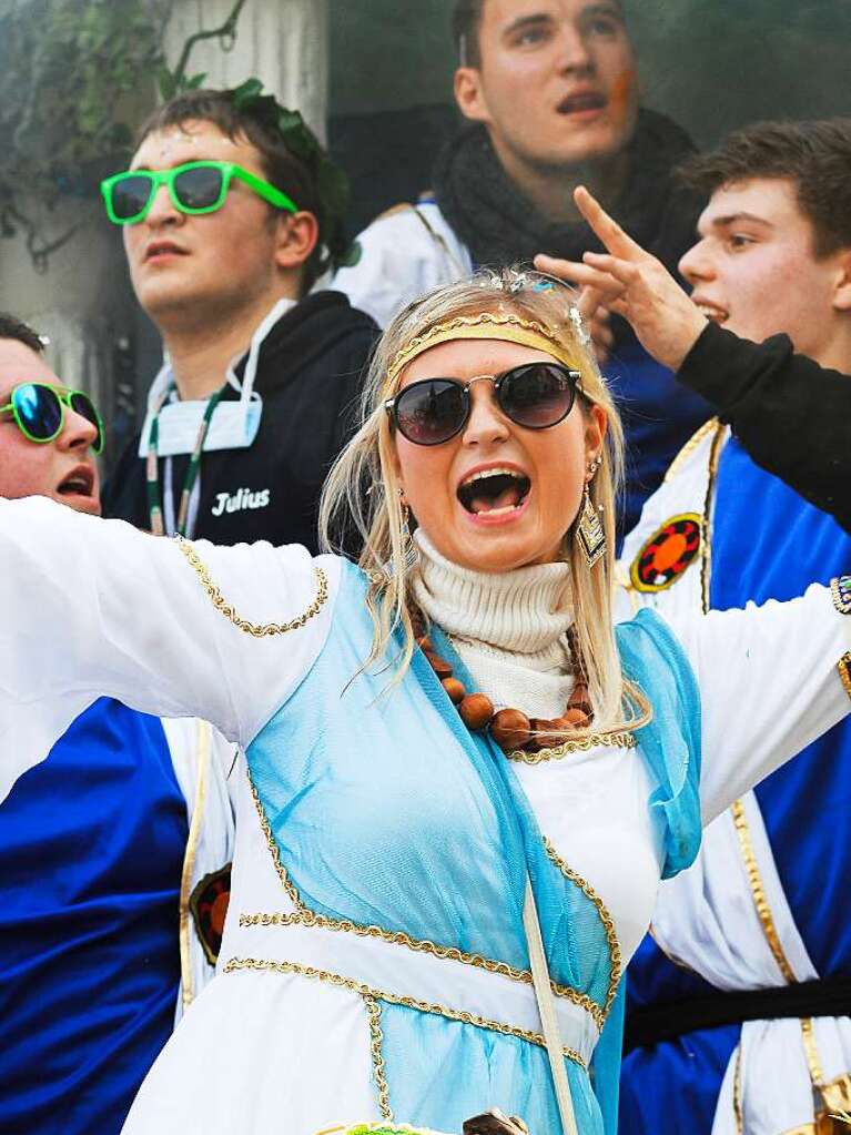 Sonnig-bunte Riesenparty: der Narrenumzug am Fasnetsamschdig in Bad Krozingen.