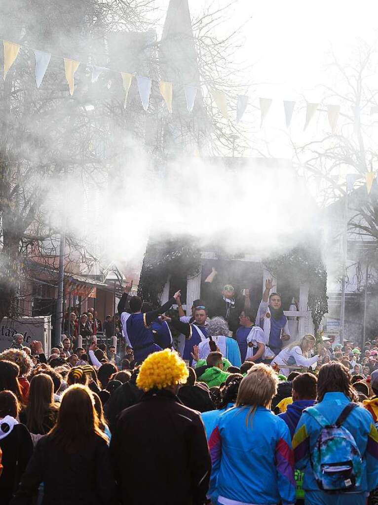 Sonnig-bunte Riesenparty: der Narrenumzug am Fasnetsamschdig in Bad Krozingen.