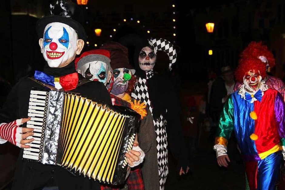 Große Endinger Schnurrnacht mit vielen maskierten Gruppen (Foto: Hans-Peter Ziesmer) Große Endinger Schnurrnacht mit vielen maskierten Gruppen (Foto: Hans-Peter Ziesmer)