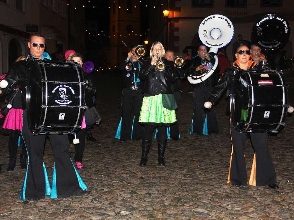 Groe Endinger Schnurrnacht mit vielen maskierten Gruppen