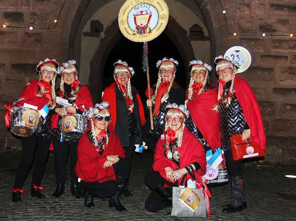 Groe Endinger Schnurrnacht mit vielen maskierten Gruppen