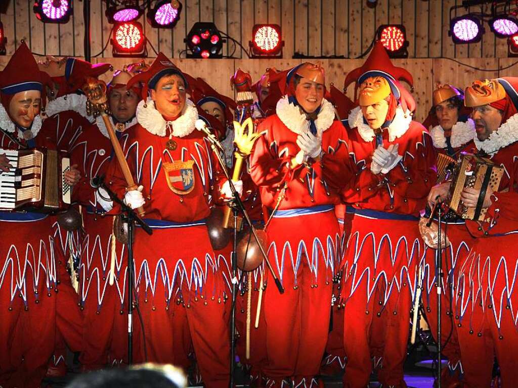 Groe Endinger Schnurrnacht mit vielen maskierten Gruppen