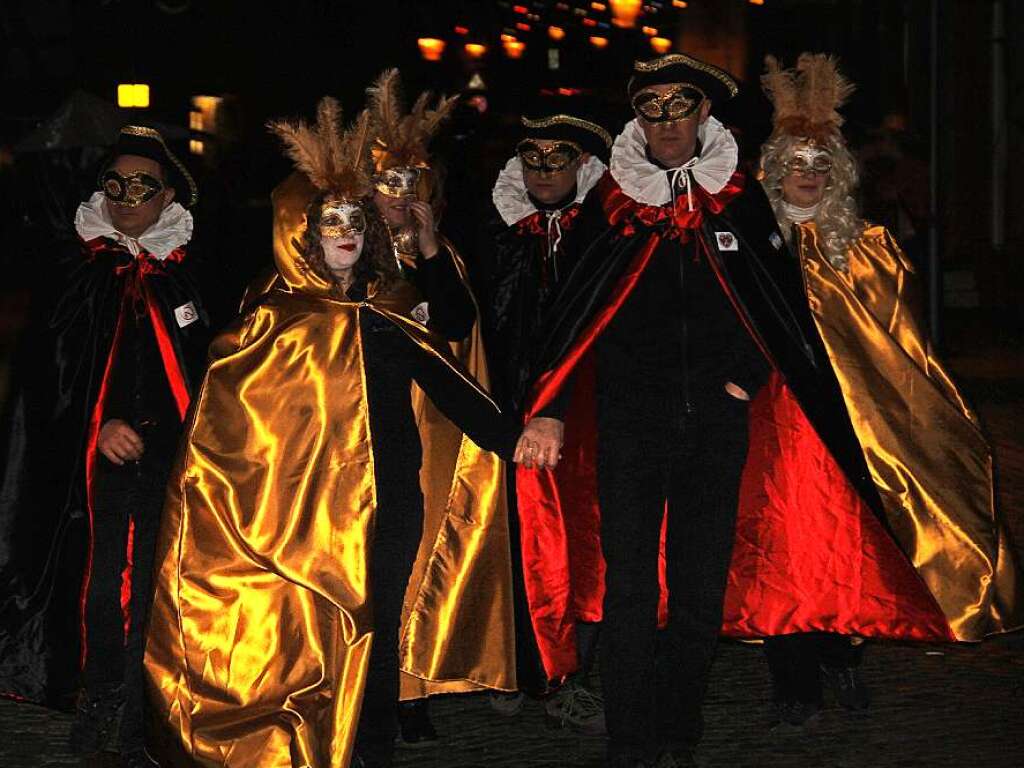 Groe Endinger Schnurrnacht mit vielen maskierten Gruppen