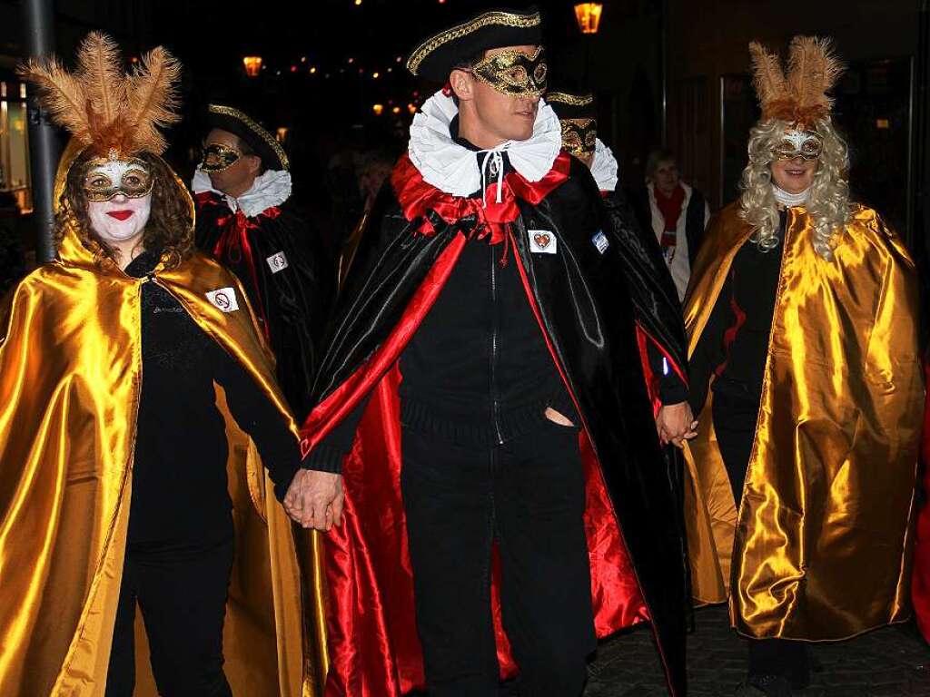 Groe Endinger Schnurrnacht mit vielen maskierten Gruppen