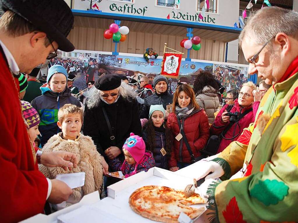 Bei der Arbeit: Der Buggimeischter beim Pizza schneiden