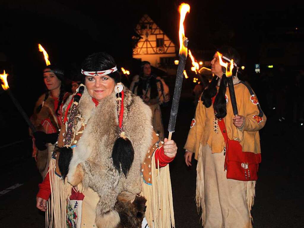 Hbsche Indianerinnen zogen durchs Dorf