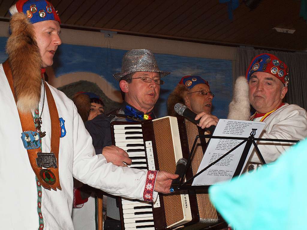 Bunter Abend der Zyndusse in Bleichheim:  Ortsvorsteher Patrick Vetter stimmt das Zyndusslied an