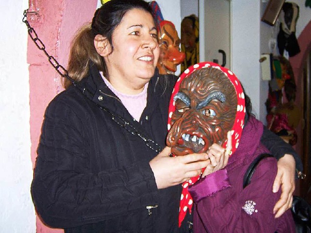 Yesim aus der Trkei besucht mit ihrem Sprachkurs das Narrenmuseum Bonndorf.  | Foto: Ute kienzler