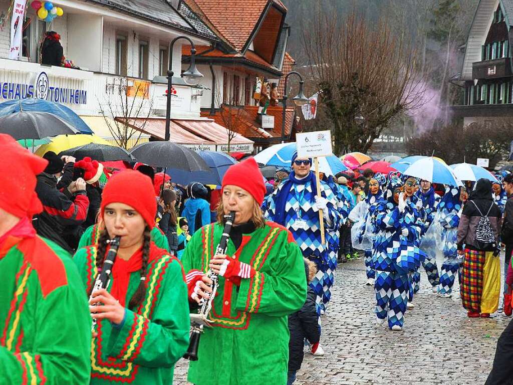 Wild trieben es die Narren beim Umzug in Titisee. Sehr zur Freude des Publikums.