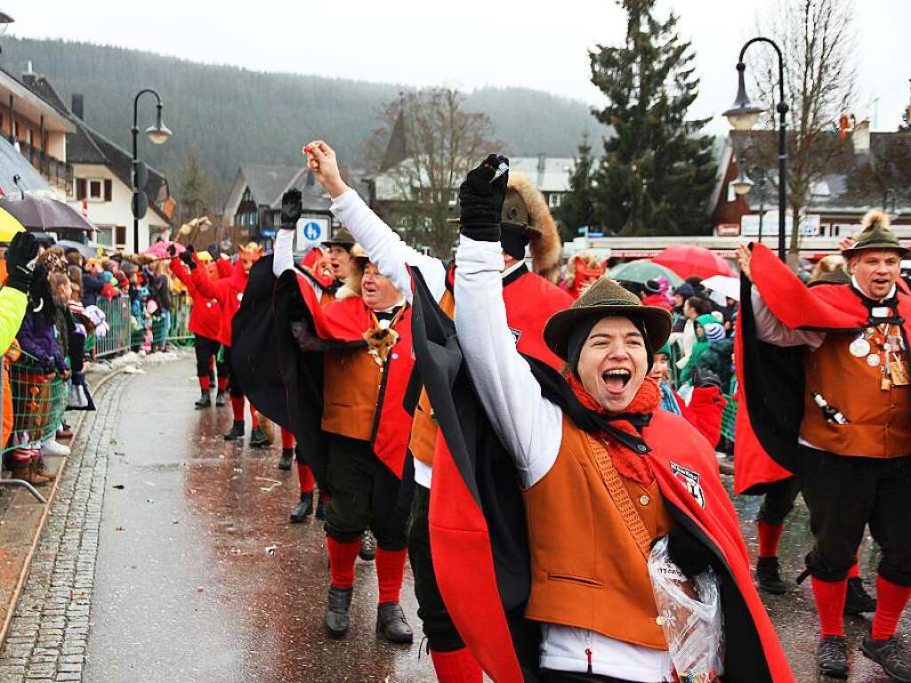 Wild trieben es die Narren beim Umzug in Titisee. Sehr zur Freude des Publikums.