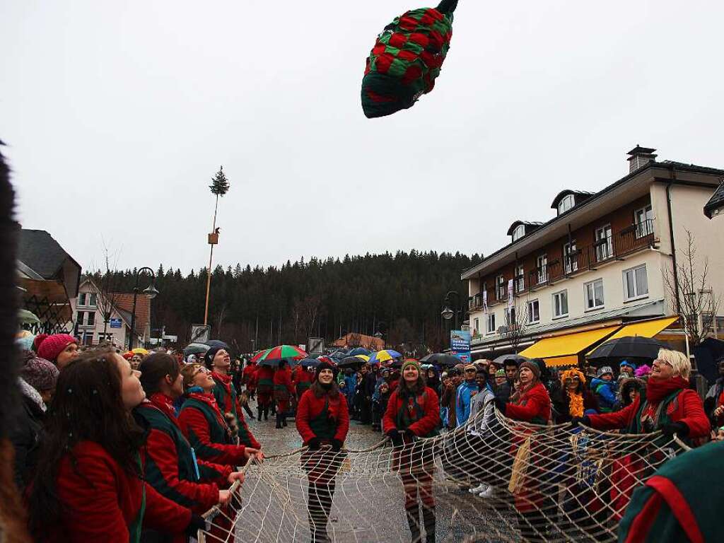 Wild trieben es die Narren beim Umzug in Titisee. Sehr zur Freude des Publikums.