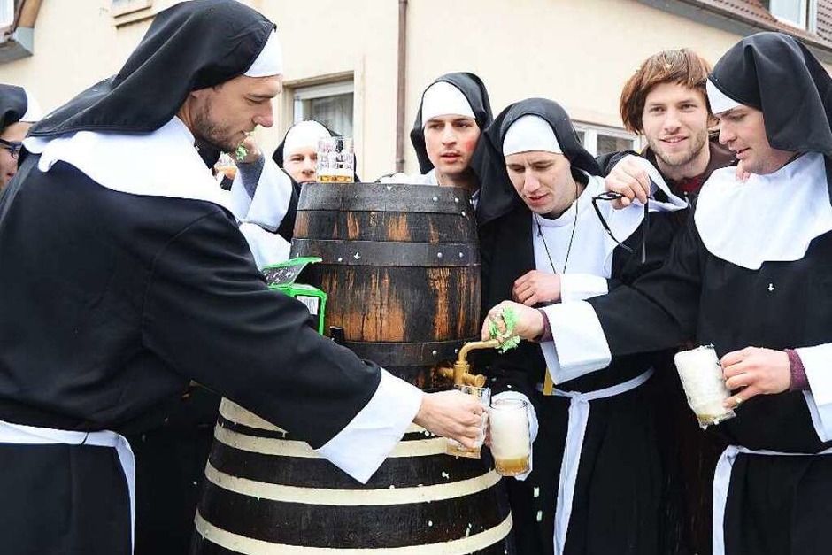 Großer Umzug in Sasbach: Die Kickers vom SV Sasbach waren als Nonnen beim Umzug dabei und hatten gleich das Bierfass mitgebracht. (Foto: Roland Vitt) Großer Umzug in Sasbach: Die Kickers vom SV Sasbach waren als Nonnen beim Umzug dabei und hatten gleich das Bierfass mitgebracht. (Foto: Roland Vitt)