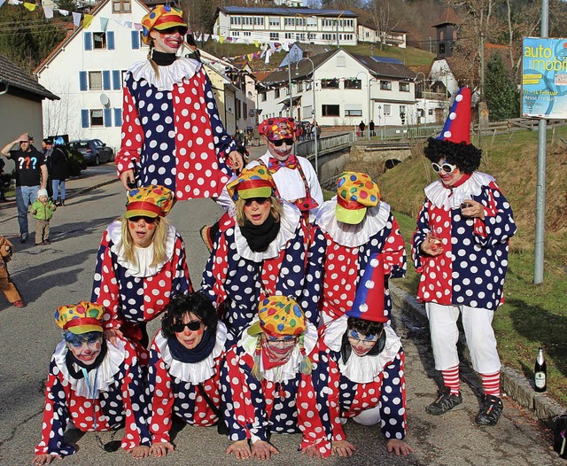 Gruppenfoto mit Sitzenkircher Nrrinnen und weitere Umzugsteilnehmer.  | Foto: Rolf-Dieter Kanmacher