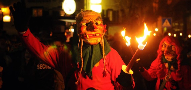 Leuchtend, schaurig, schn: alte Masken im Feuerschein der Fackeln.   | Foto: Wolfgang Knstle