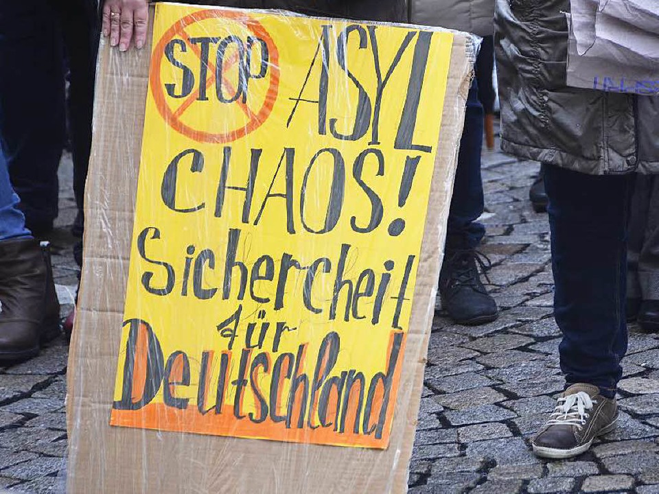Schild auf der Demonstration &#8222;Me...  russlanddeutschen Partei Die Einheit  | Foto: Ralf Burgmaier