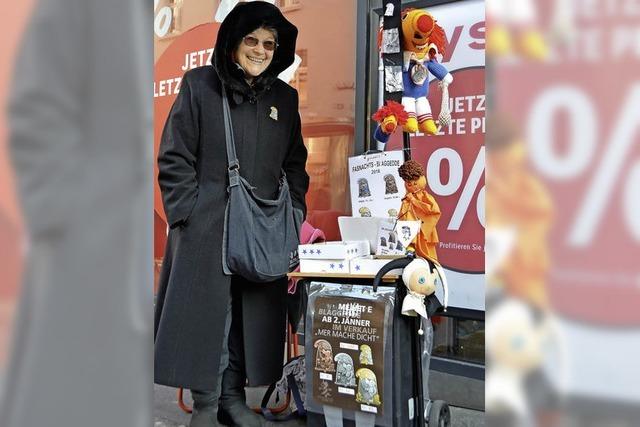 Eine Baslerin verkauft seit 15 Jahren Plaketten für die Basler Fasnacht
