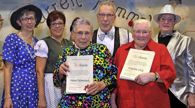 Das Team der Katholischen Frauen, samt... der nrrischen Bhne Abschied nahmen.  | Foto: Horst Dauenhauer