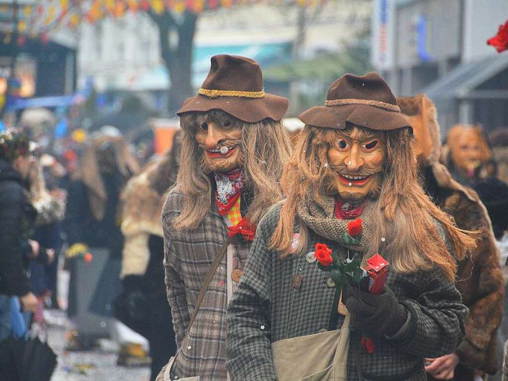 Niederschlge in Form von Regen und Konfetti gingen an der Umzugsstrecke herunter.