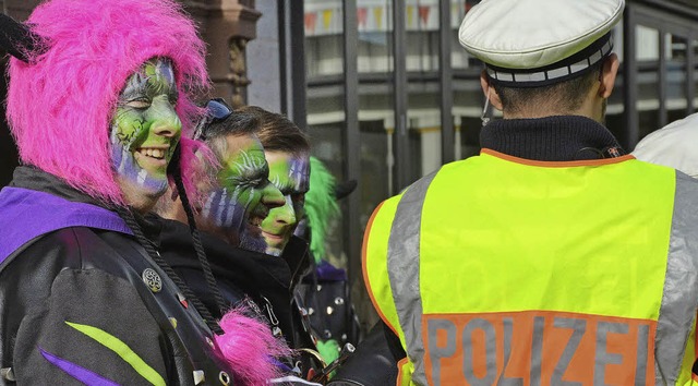 Nicht durchweg befand sich die Polizei...ise friedlich-frhlicher Fasnchtler.   | Foto: Barbara Ruda