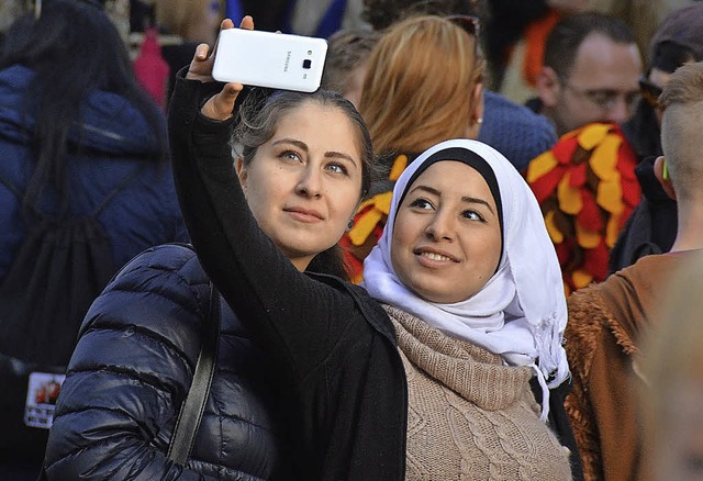 Die Begegnung mit der Lrracher Fasnacht ist ein Selfie wert.  | Foto: Barbara Ruda