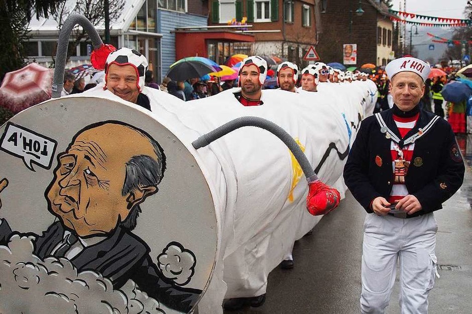 Eine kunterbunte Narrenparade bewegte sich durch Kirchzarten. Der Regen konnte den Fasnächtlern nichts anhaben. (Foto: Markus Donner) Eine kunterbunte Narrenparade bewegte sich durch Kirchzarten. Der Regen konnte den Fasnächtlern nichts anhaben. (Foto: Markus Donner)