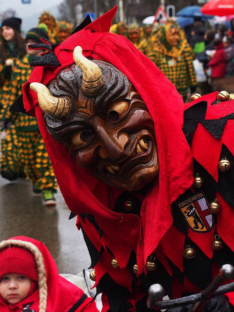 Eine kunterbunte Narrenparade bewegte sich durch Kirchzarten. Der Regen konnte den Fasnchtlern nichts anhaben.