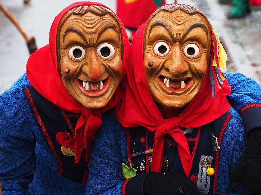 Eine kunterbunte Narrenparade bewegte sich durch Kirchzarten. Der Regen konnte den Fasnchtlern nichts anhaben.