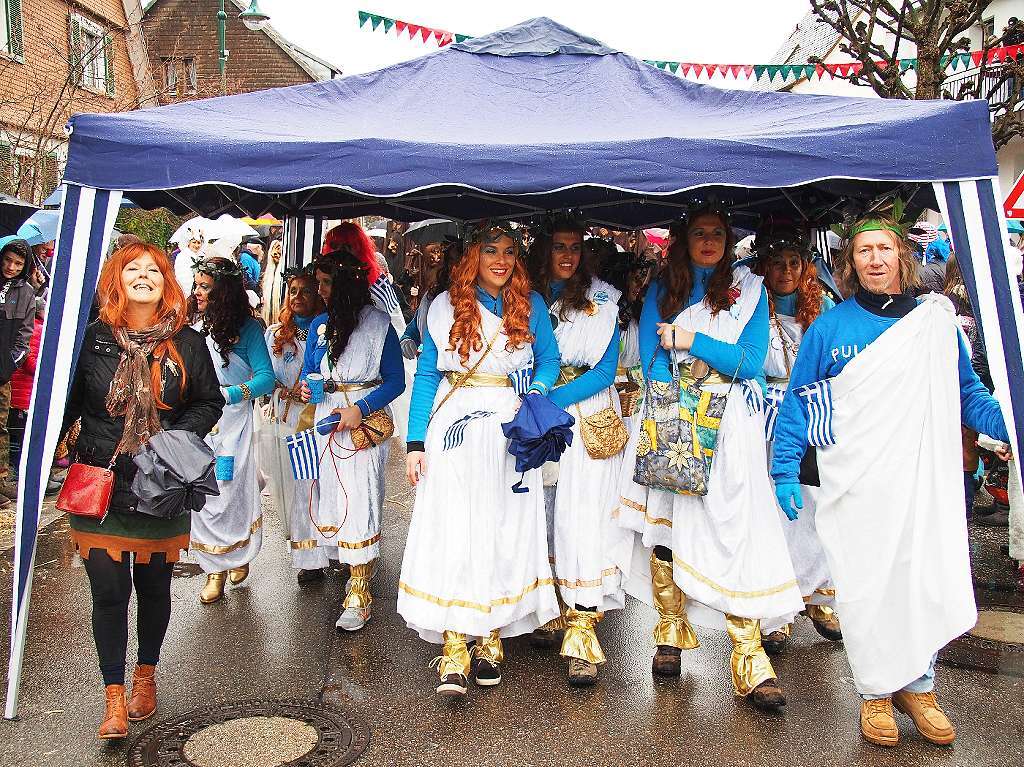 Eine kunterbunte Narrenparade bewegte sich durch Kirchzarten. Der Regen konnte den Fasnchtlern nichts anhaben.