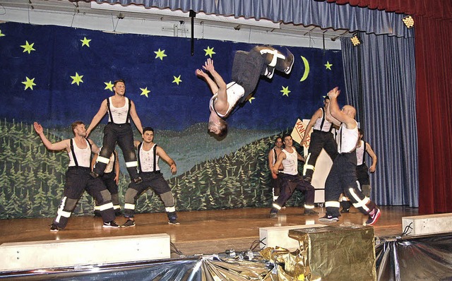 Das Mnnerballett der Schlosshexen zeigte tolle  Akrobatik.  | Foto: Christian Ringwald