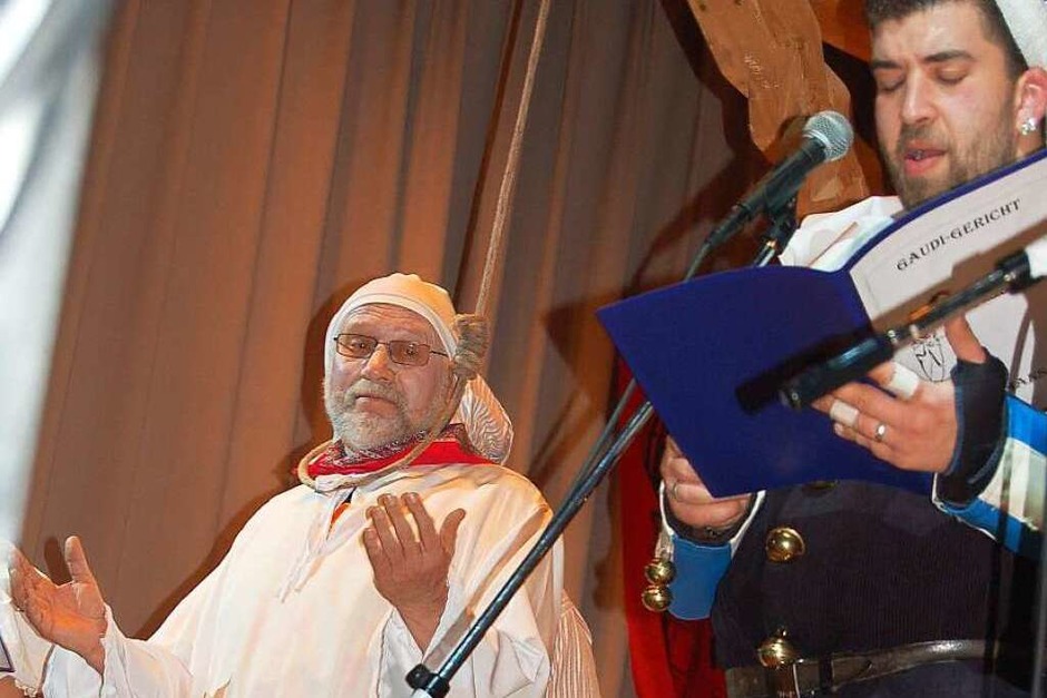 Ob die entschuldigende Gest von Gerhard Albiez zur Milde von Sebastian Stein und den Gaudi-Hansen und -Maries beitrug? (Foto: Cladia Renk) Ob die entschuldigende Gest von Gerhard Albiez zur Milde von Sebastian Stein und den Gaudi-Hansen und -Maries beitrug? (Foto: Cladia Renk)