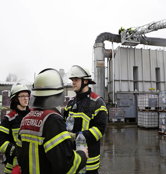 Feuerwehr mit Drehleiter am Einsatzort in Schutterwald   | Foto: YCB