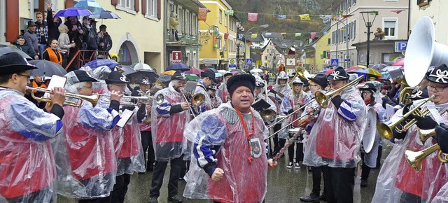 Anspielen gegen den Regen: die Stadtmusik in Aktion.  | Foto: Hermann Jacob