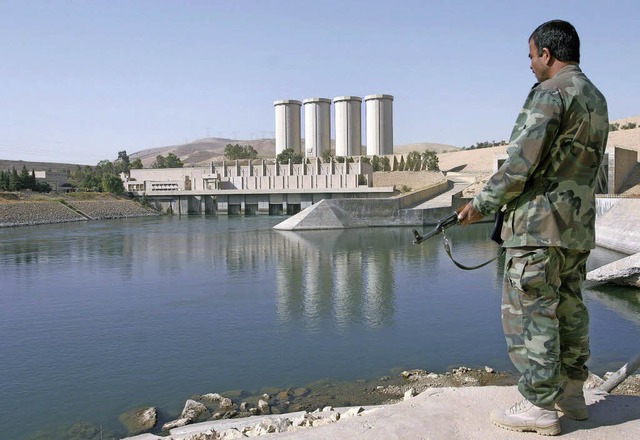 Er bewacht das Wasser: Irakischer Soldat am Staudamm in Mossul  | Foto: dpa