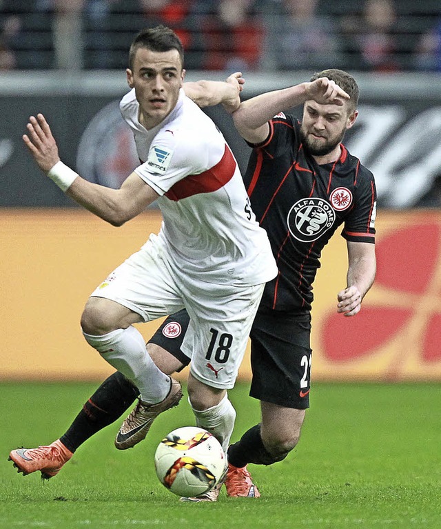 Entwischt:   Stuttgarts Spieler Filip ...piert den Frankfurter Marc Stendera.   | Foto: dpa