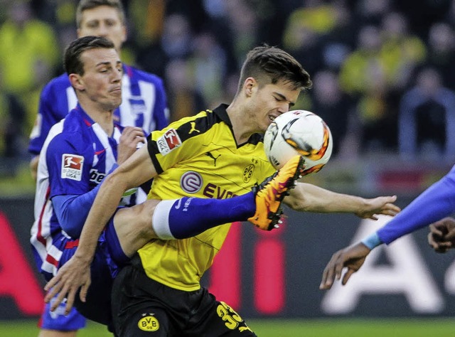 Kein Durchkommen fr Dortmund: Hier be...ch Dortmunds Youngster Julian Weigel.   | Foto: dpa