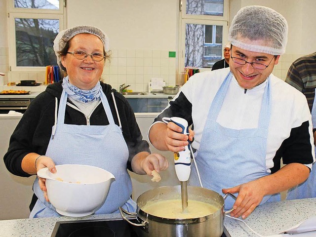Christoph und Nicole bereiten fr weni...pe  beim Kochkurs auf der Hochburg zu.  | Foto: Landratsamt Emmendingen  Ulrich Spitzmller